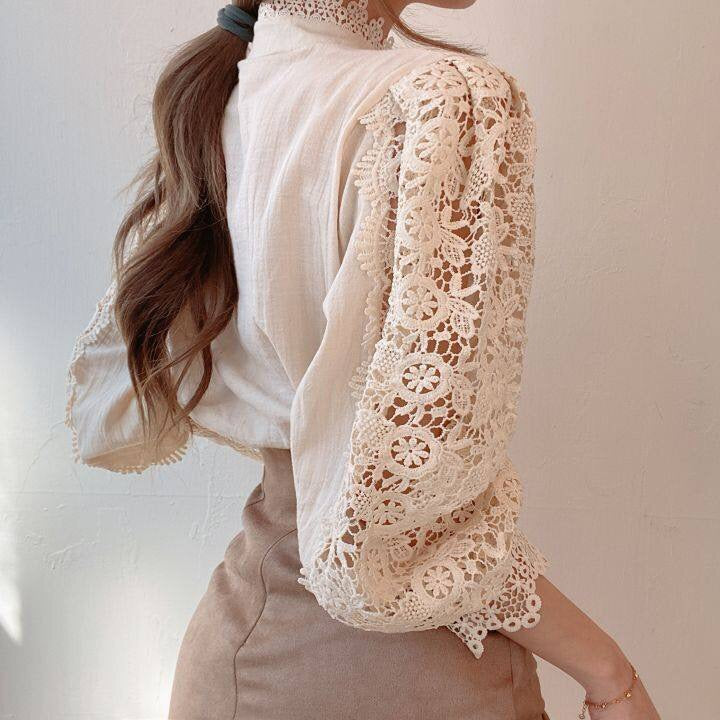 Beatrice - Klassisk Damebluse med Blonde Detaljer Beige