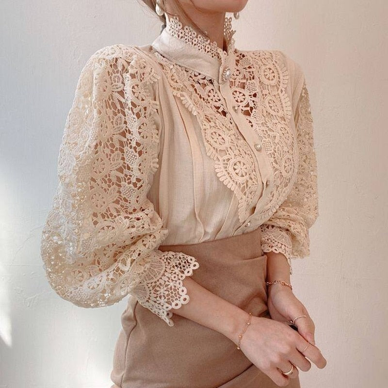 Beatrice - Klassisk Damebluse med Blonde Detaljer Beige