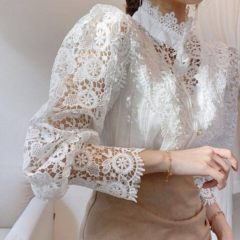Beatrice - Klassisk Damebluse med Blonde Detaljer Hvid