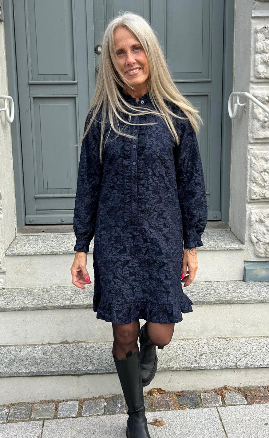 Hanna - INA Copenhagen Kjole Elegant Feminin Stil Marineblå