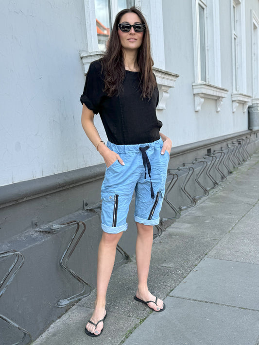 Alice - Lyseblå Cargo Shorts i Knælængde Lyseblå