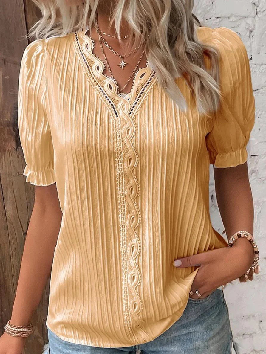 Any - Plisseret Bluse med V-hals og Blondekant Gul