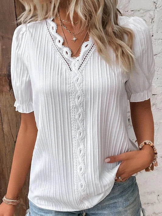 Any - Plisseret Bluse med V-hals og Blondekant Hvid