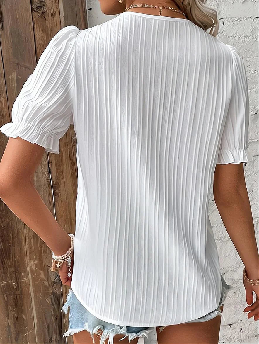 Any - Plisseret Bluse med V-hals og Blondekant Hvid