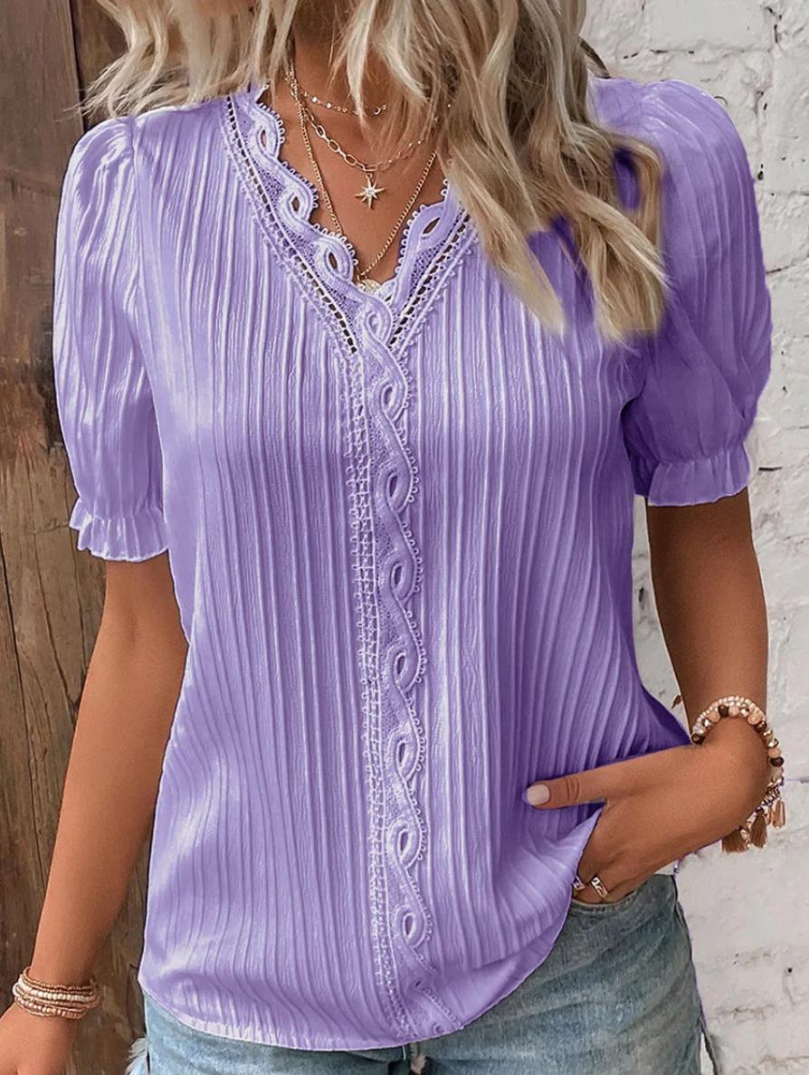 Any - Plisseret Bluse med V-hals og Blondekant Lilla