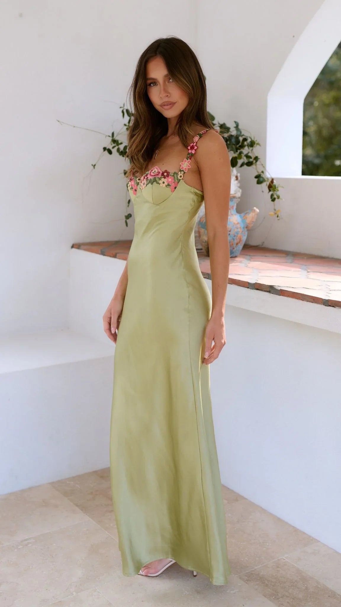 Erika - Lang kjole med blomsterdetaljer