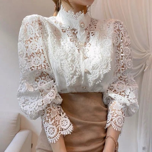 Beatrice - Klassisk Damebluse med Blonde Detaljer Hvid