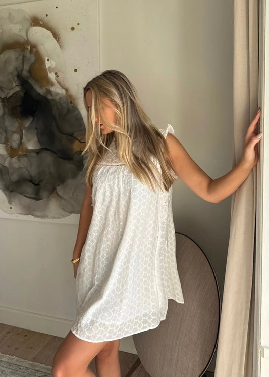 Gunhild - Signe Kjole Elegant og Feminin Stil Hvid